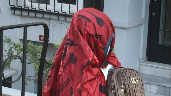 Beyoğlu'nda gizemli kadın! 5 gündür bu halde aynı yerde oturuyor 2