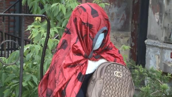 Beyoğlu'nda gizemli kadın! 5 gündür bu halde aynı yerde oturuyor 5