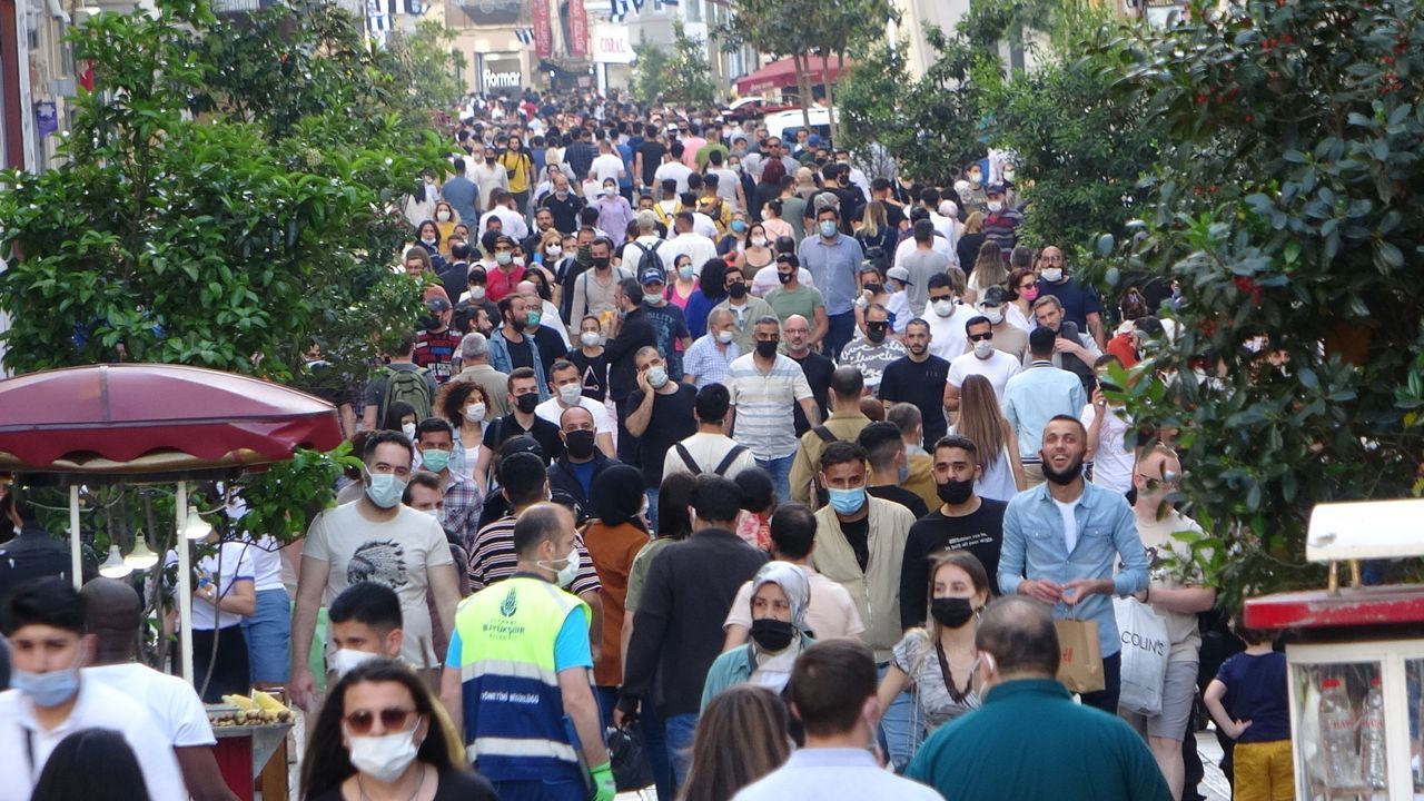 İstiklal Caddesi tıklım tıklım! 1
