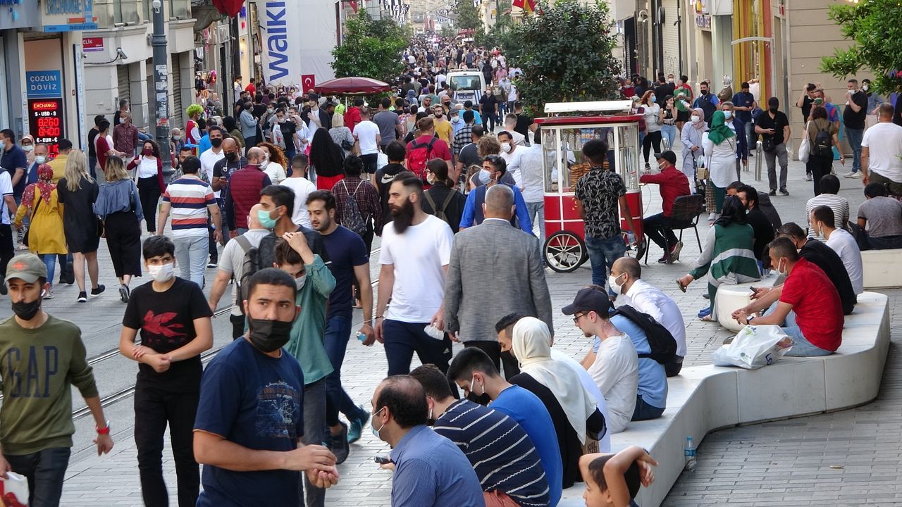 İstiklal Caddesi tıklım tıklım! 2