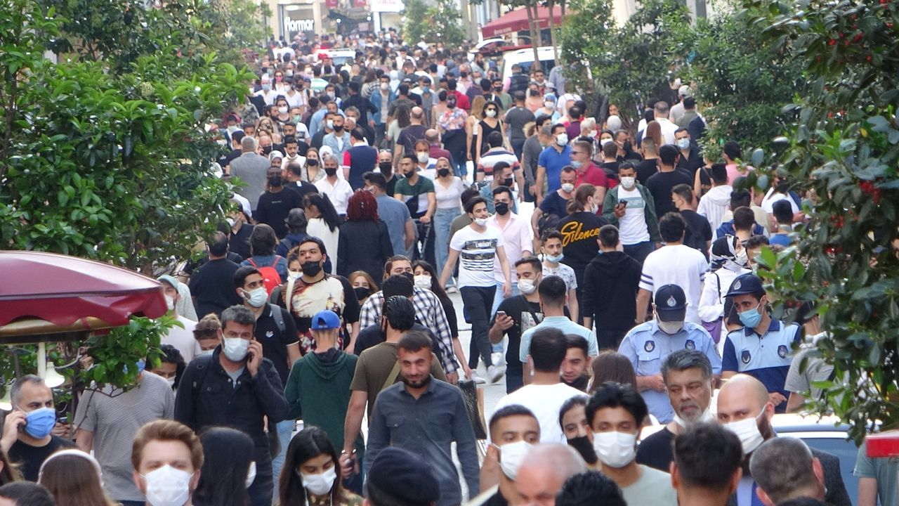 İstiklal Caddesi tıklım tıklım! 4
