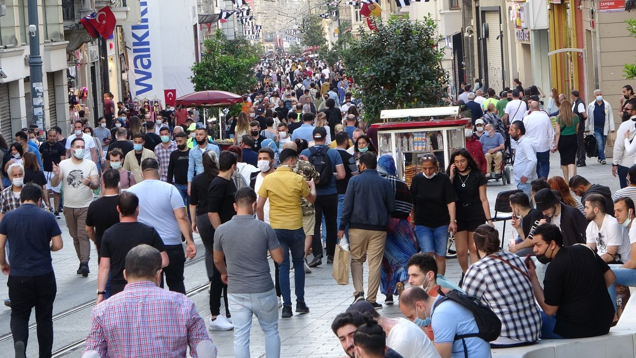 İstiklal Caddesi tıklım tıklım! 5
