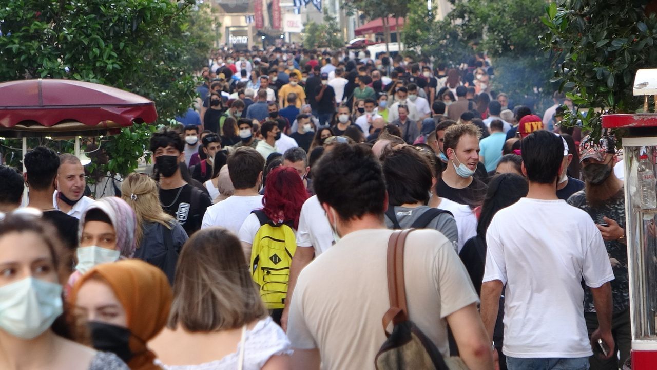 İstiklal Caddesi tıklım tıklım! 8