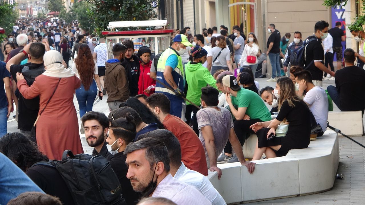 İstiklal Caddesi tıklım tıklım! 10