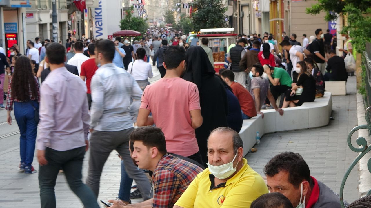 İstiklal Caddesi tıklım tıklım! 11