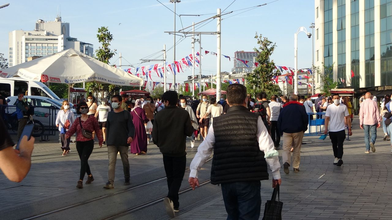 İstiklal Caddesi tıklım tıklım! 12