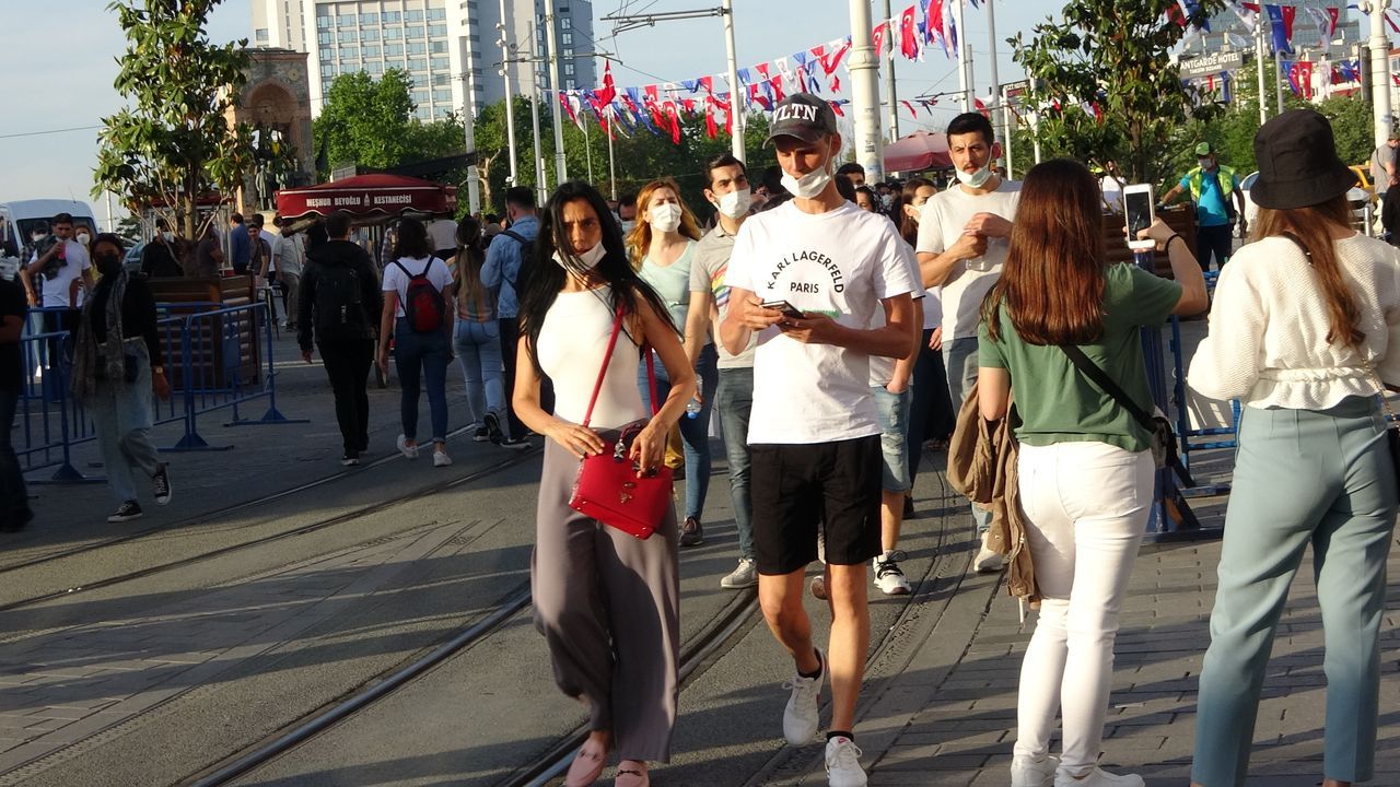 İstiklal Caddesi tıklım tıklım! 14