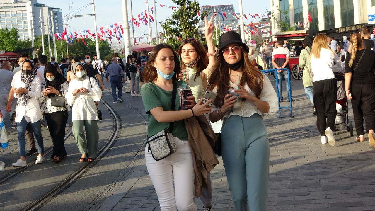 İstiklal Caddesi tıklım tıklım! 15
