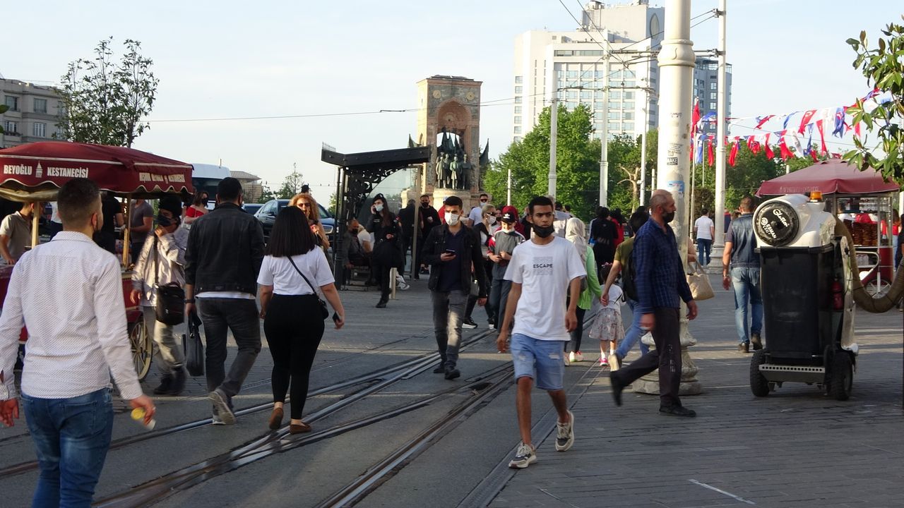 İstiklal Caddesi tıklım tıklım! 16