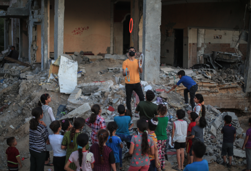 İsrail'in saldırılarında evleri yıkılan Filistinliler okullarda kalıyor 3