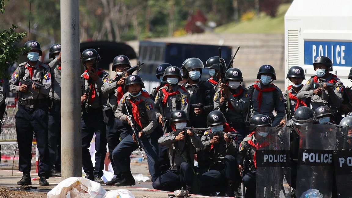 Myanmar ordusundan korkunç şantaj: Öldürdükleri gençlerin cesetlerini kapılara bırakıyorlar 7