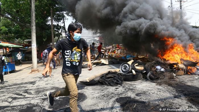Myanmar ordusundan korkunç şantaj: Öldürdükleri gençlerin cesetlerini kapılara bırakıyorlar 5