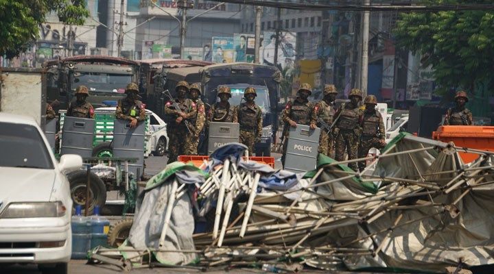 Myanmar ordusundan korkunç şantaj: Öldürdükleri gençlerin cesetlerini kapılara bırakıyorlar 2