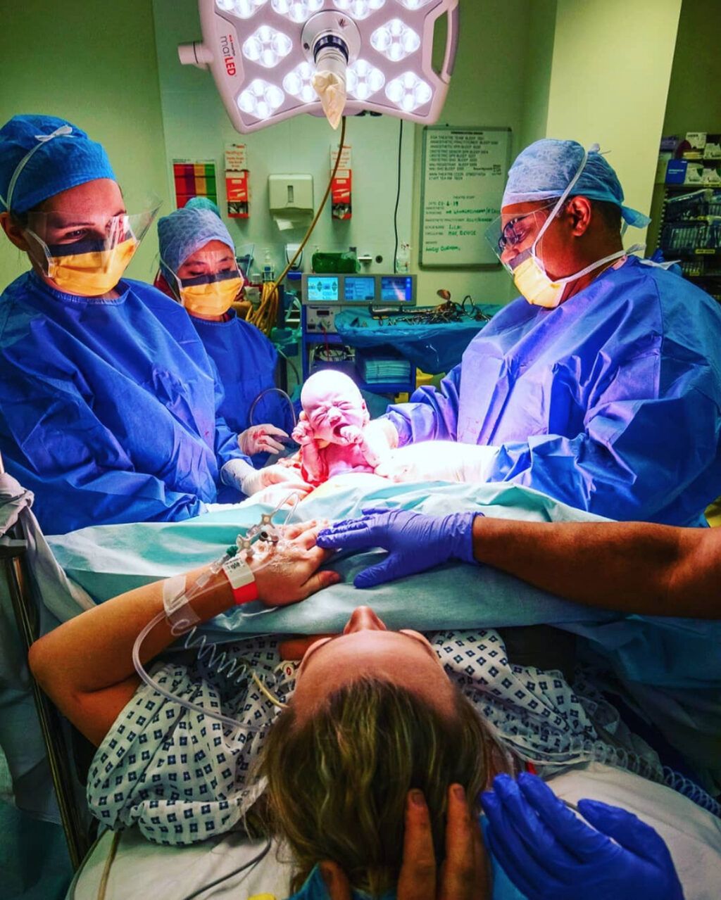 Duyanlar şoke oluyor: Doktorlar "Bu bebeği öldürelim" dedi! 5