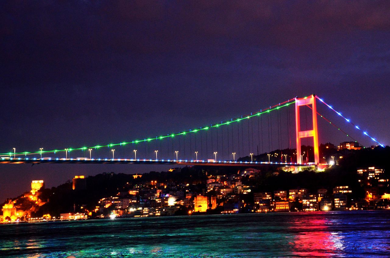 İstanbul'daki köprüler Azerbaycan renklerine büründü 2