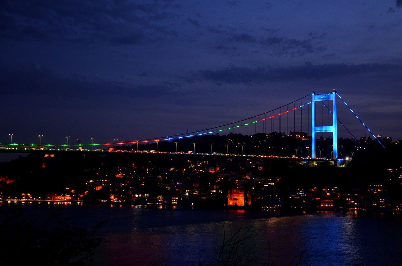 İstanbul'daki köprüler Azerbaycan renklerine büründü 4
