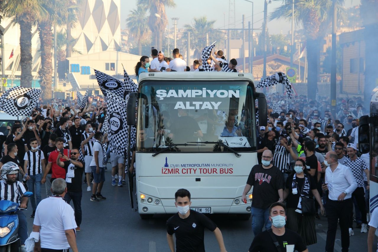 Altay'dan üstü açık otobüsle Süper Lig zafer turu 1
