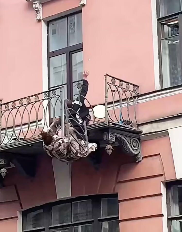 Kimse ne olduğunu anlamadı! Balkondaki çiftin korkunç sonu... 3
