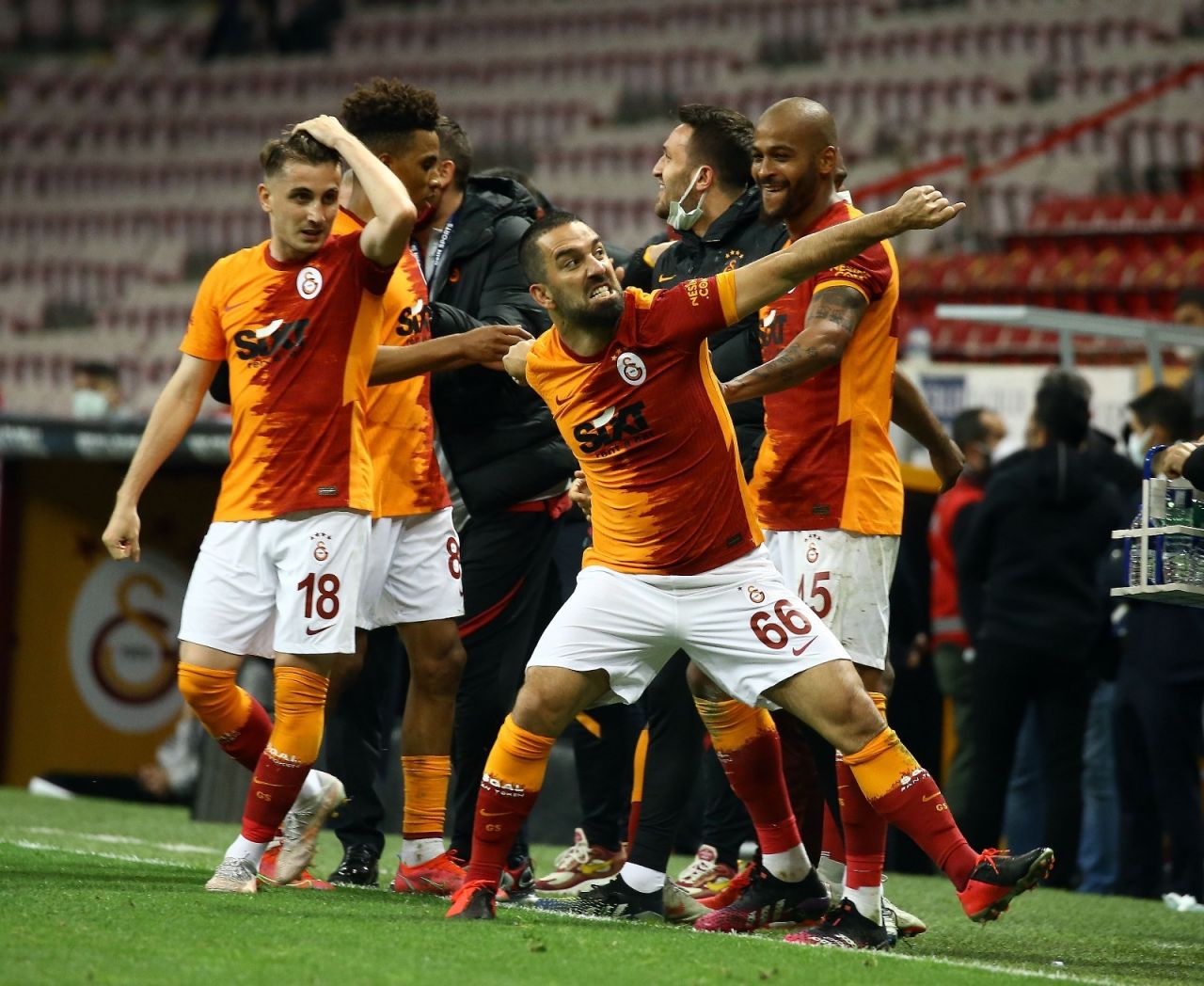 Galatasaray'da 12 futbolcu yol ayrımında 12
