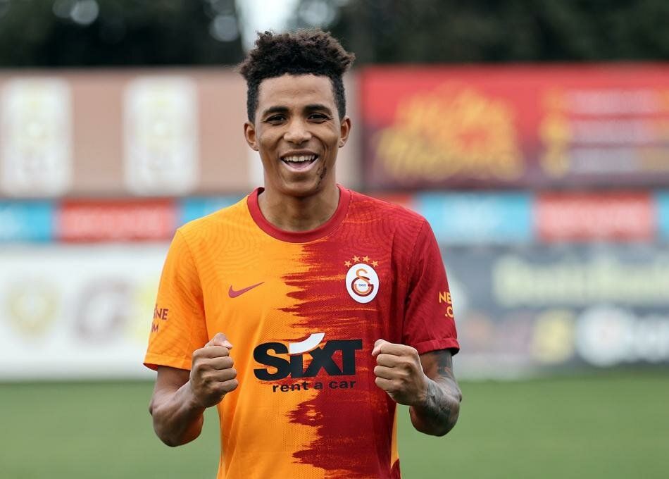 Galatasaray'da 12 futbolcu yol ayrımında 4