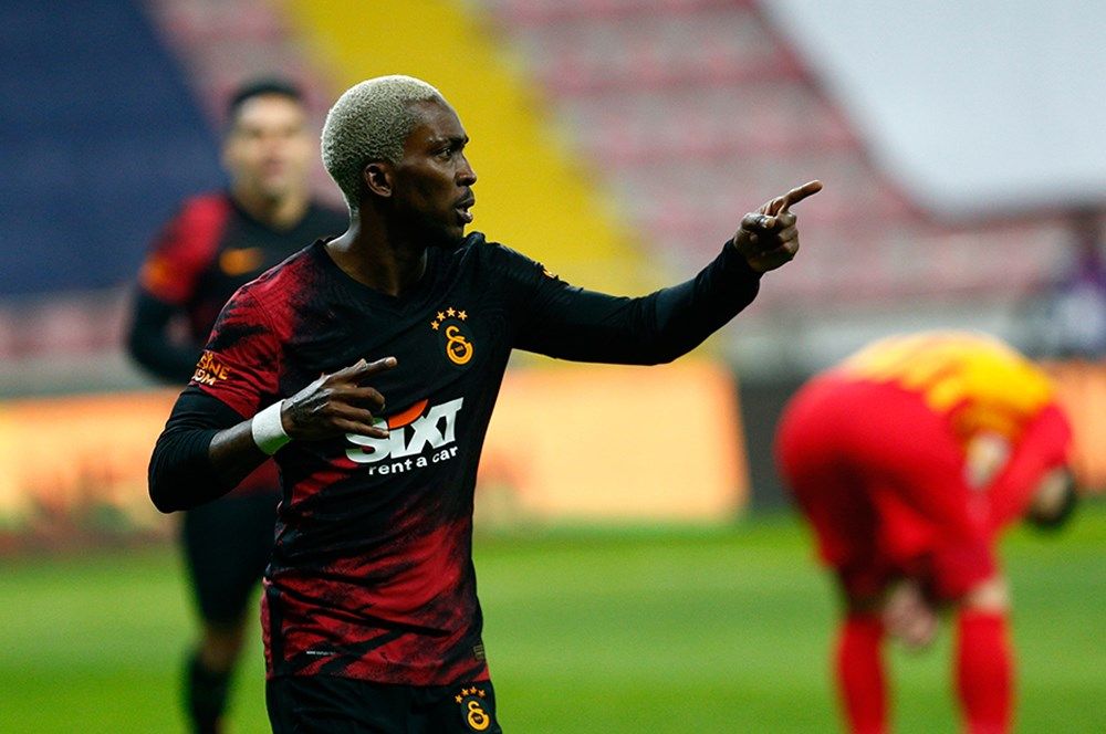 Galatasaray'da 12 futbolcu yol ayrımında 2