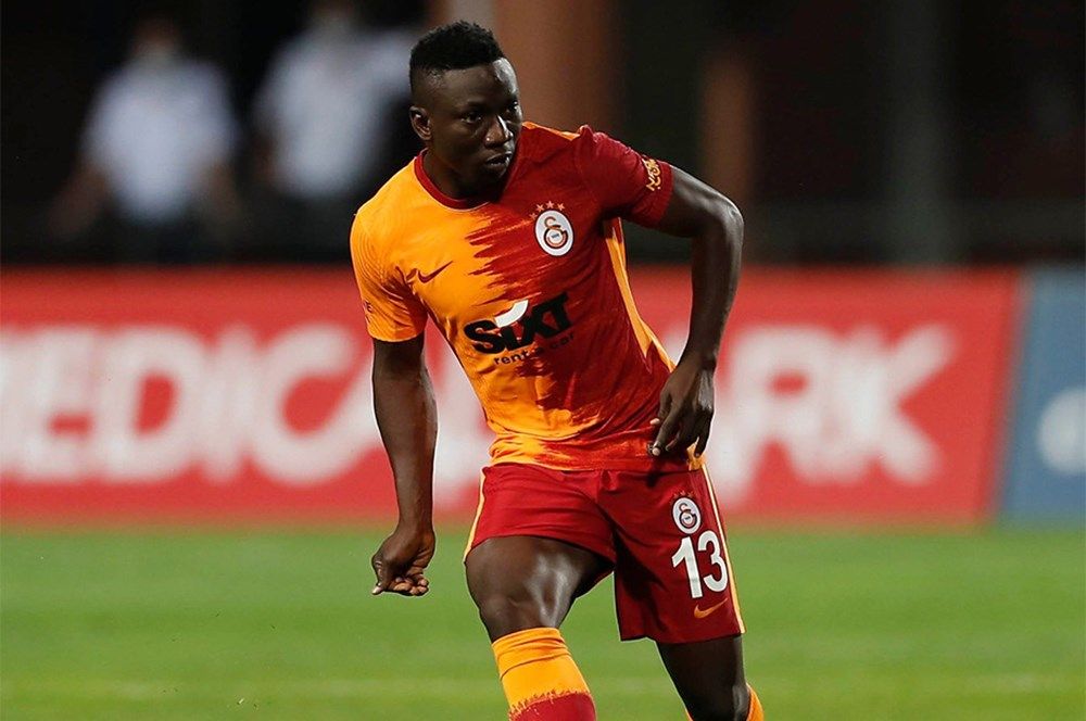 Galatasaray'da 12 futbolcu yol ayrımında 9