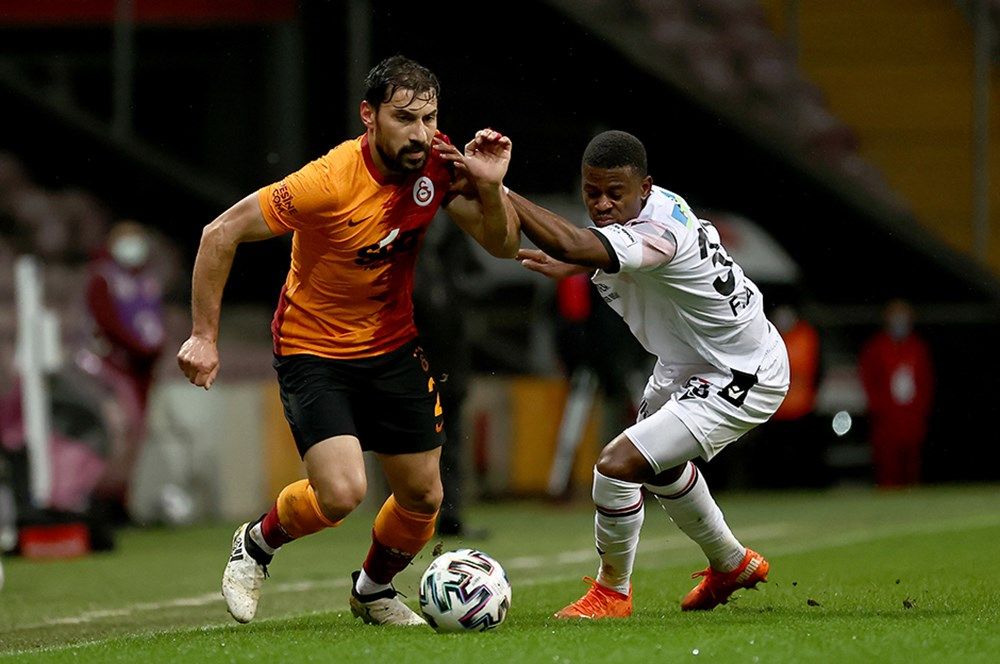 Galatasaray'da 12 futbolcu yol ayrımında 8