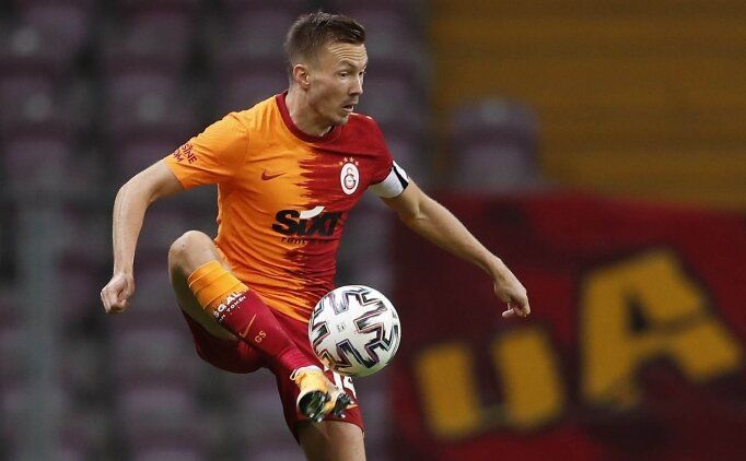 Galatasaray'da 12 futbolcu yol ayrımında 7