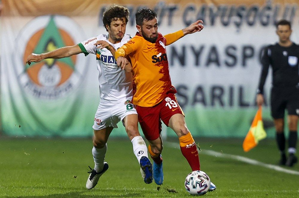 Galatasaray'da 12 futbolcu yol ayrımında 6