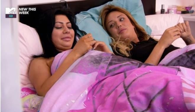 TV programında skandal! İki kadın canlı yayında ilişkiye girdi... 2