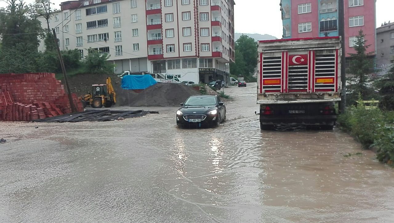 Çatılar uçtu, direkler devrildi 4