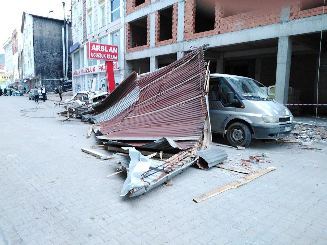 Çatılar uçtu, direkler devrildi 2