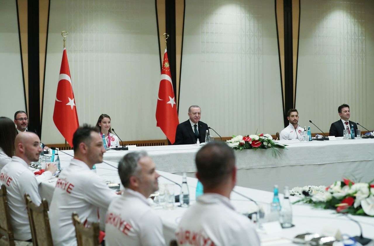 Cumhurbaşkanı Erdoğan, şampiyon cimnastikçilerle buluştu 1