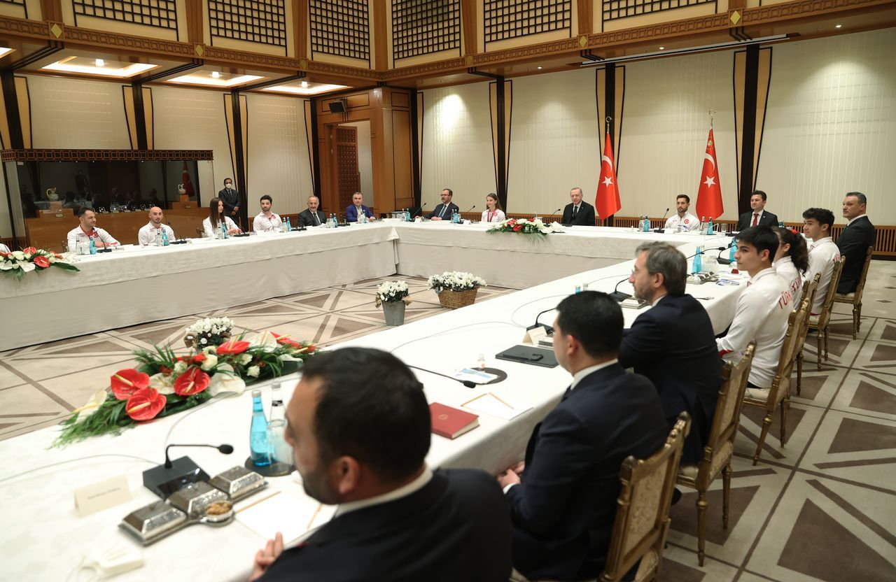 Cumhurbaşkanı Erdoğan, şampiyon cimnastikçilerle buluştu 8