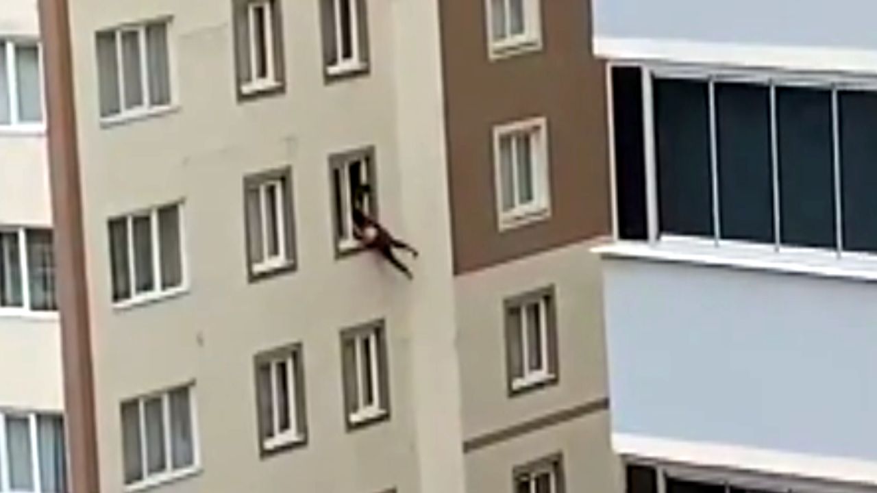 Tam pencereden düşerken bir el uzandı 4