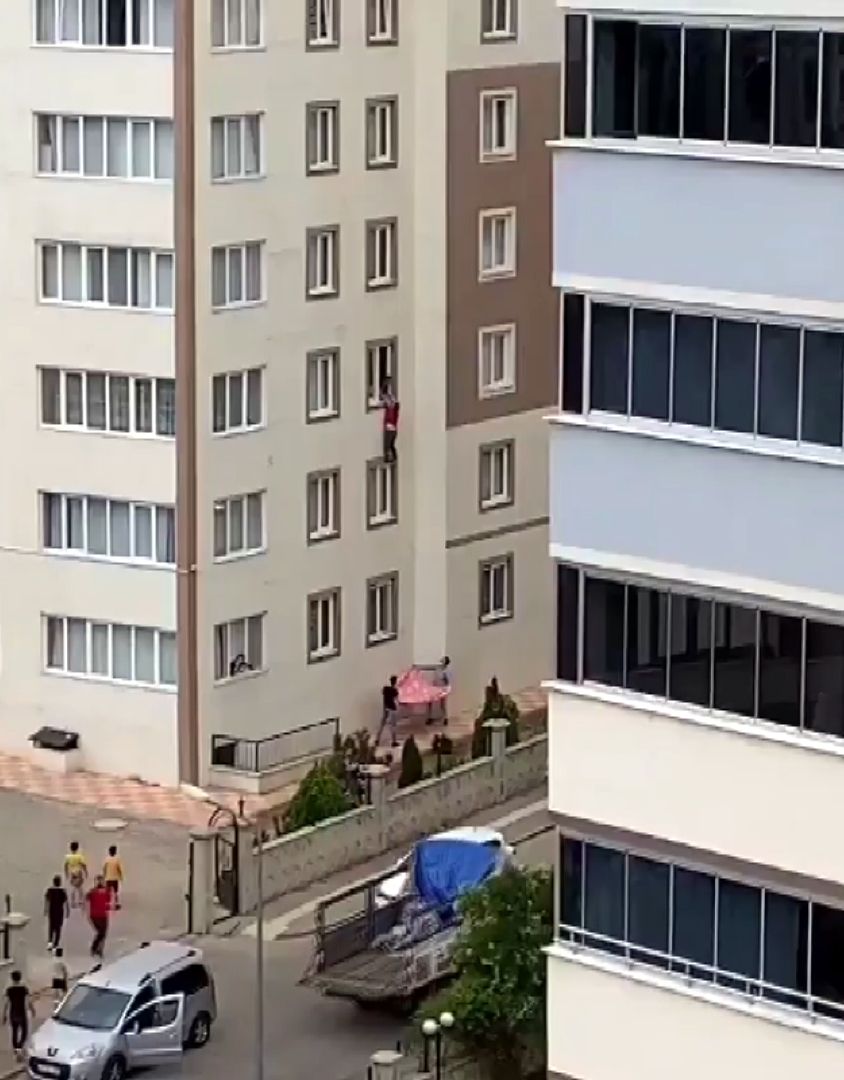 Tam pencereden düşerken bir el uzandı 3