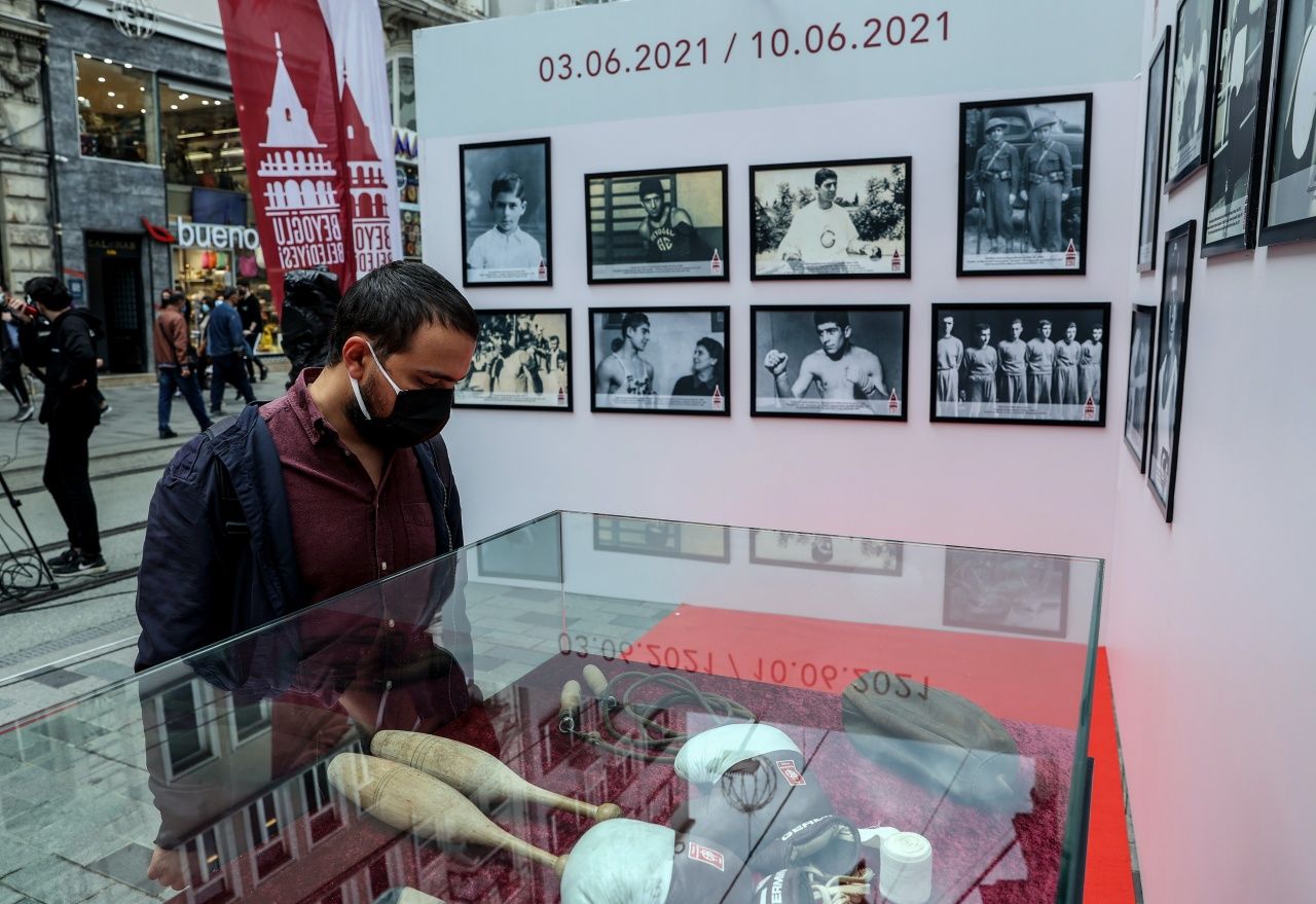 Altın kalpli eldiven Garbis Zakaryan sergisi Beyoğlu'nda açıldı 9