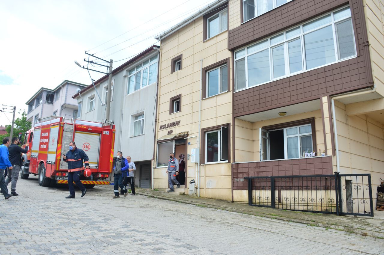 3 yaşındaki çocuk evi yaktı 6