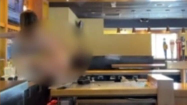 Dünya bu skandalı konuşuyor! Soyunan kadın barı birbirine kattı... 3