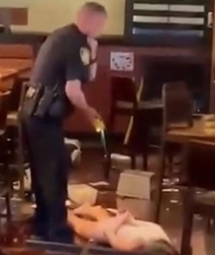 Dünya bu skandalı konuşuyor! Soyunan kadın barı birbirine kattı... 6