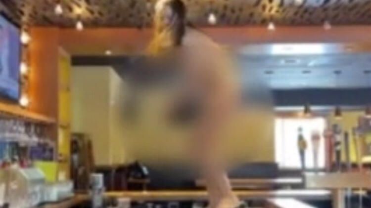 Dünya bu skandalı konuşuyor! Soyunan kadın barı birbirine kattı... 7
