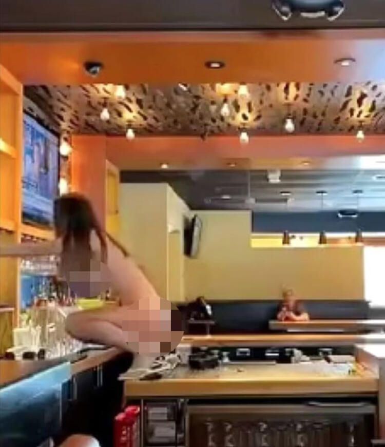 Dünya bu skandalı konuşuyor! Soyunan kadın barı birbirine kattı... 2