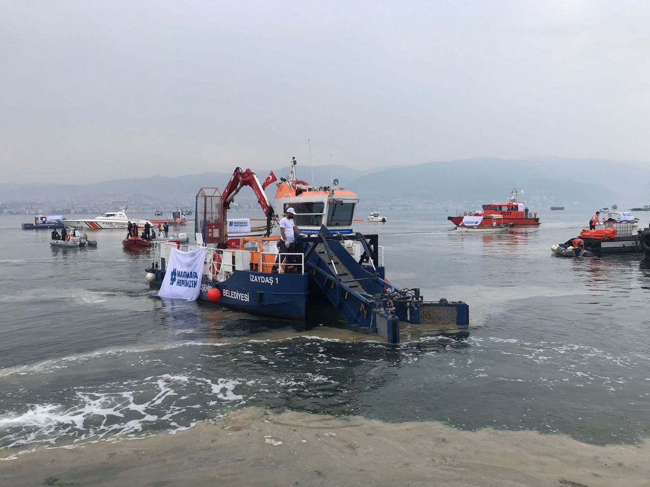Türkiye'nin en büyük deniz seferberliği başladı! Denizlerdeki müsilaj temizleniyor 49