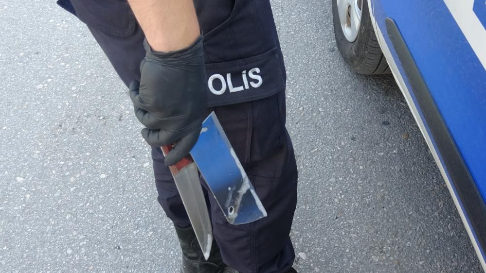 Madde bağımlısı adam dehşet saçtı: Evini ateşe verip, mahalleliyi satırla tehdit etti! 3