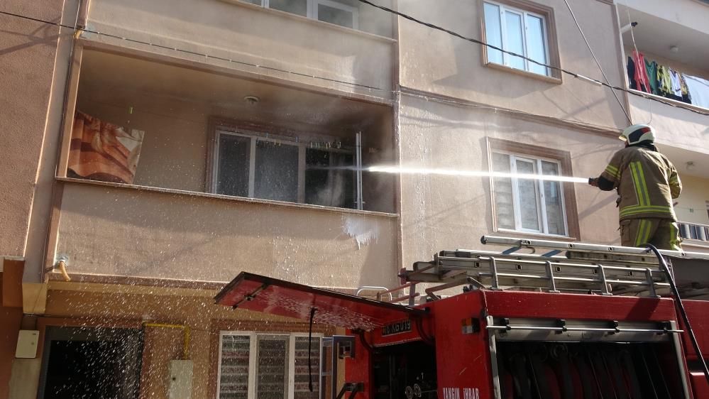 Madde bağımlısı adam dehşet saçtı: Evini ateşe verip, mahalleliyi satırla tehdit etti! 4
