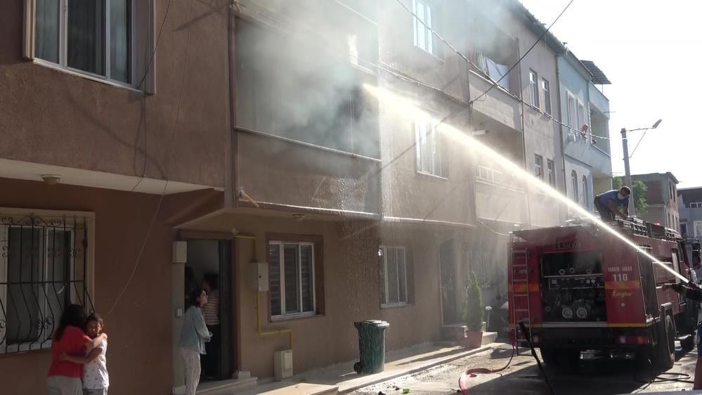 Madde bağımlısı adam dehşet saçtı: Evini ateşe verip, mahalleliyi satırla tehdit etti! 6
