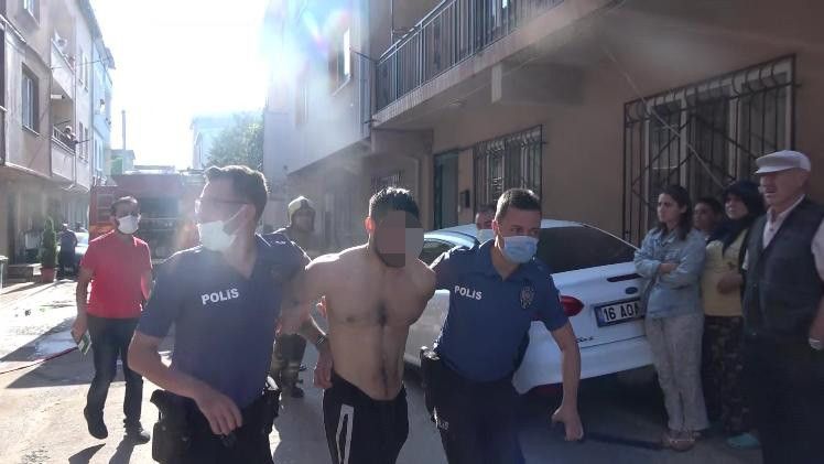 Madde bağımlısı adam dehşet saçtı: Evini ateşe verip, mahalleliyi satırla tehdit etti! 9