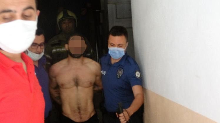 Madde bağımlısı adam dehşet saçtı: Evini ateşe verip, mahalleliyi satırla tehdit etti! 11