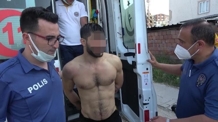 Madde bağımlısı adam dehşet saçtı: Evini ateşe verip, mahalleliyi satırla tehdit etti! 12