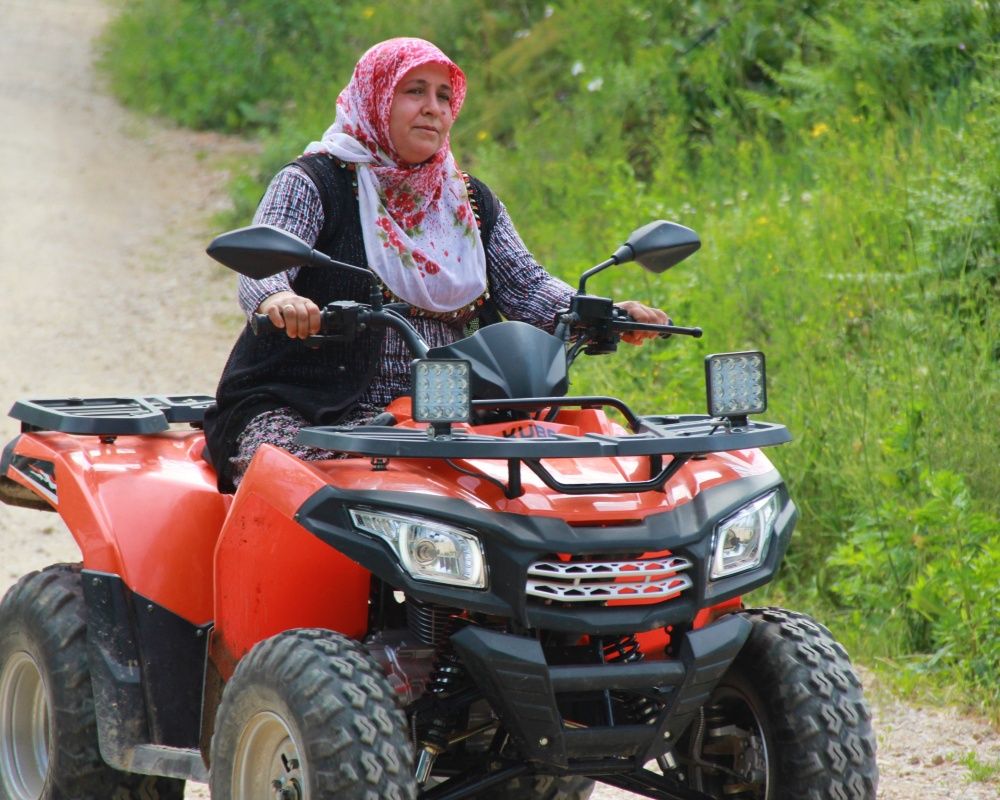 Kocaeli'nin tozlu topraklı köy yollarının ATV'li Seher ablası 12